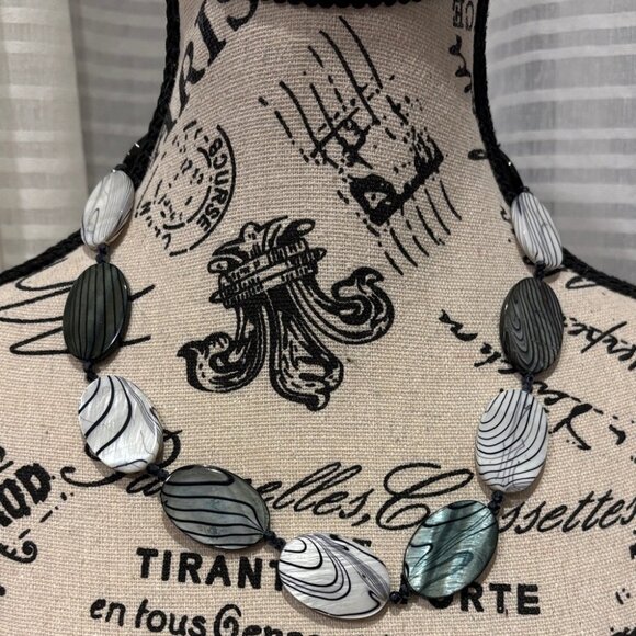 Vintage Pearlescent Black and White Beaded Necklace with 925 Lobster Clasp - Picture 1 of 7